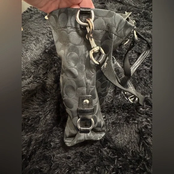 Coach Ashley Signature Sateen Carryall Black
F15510 - Picture 4 of 15